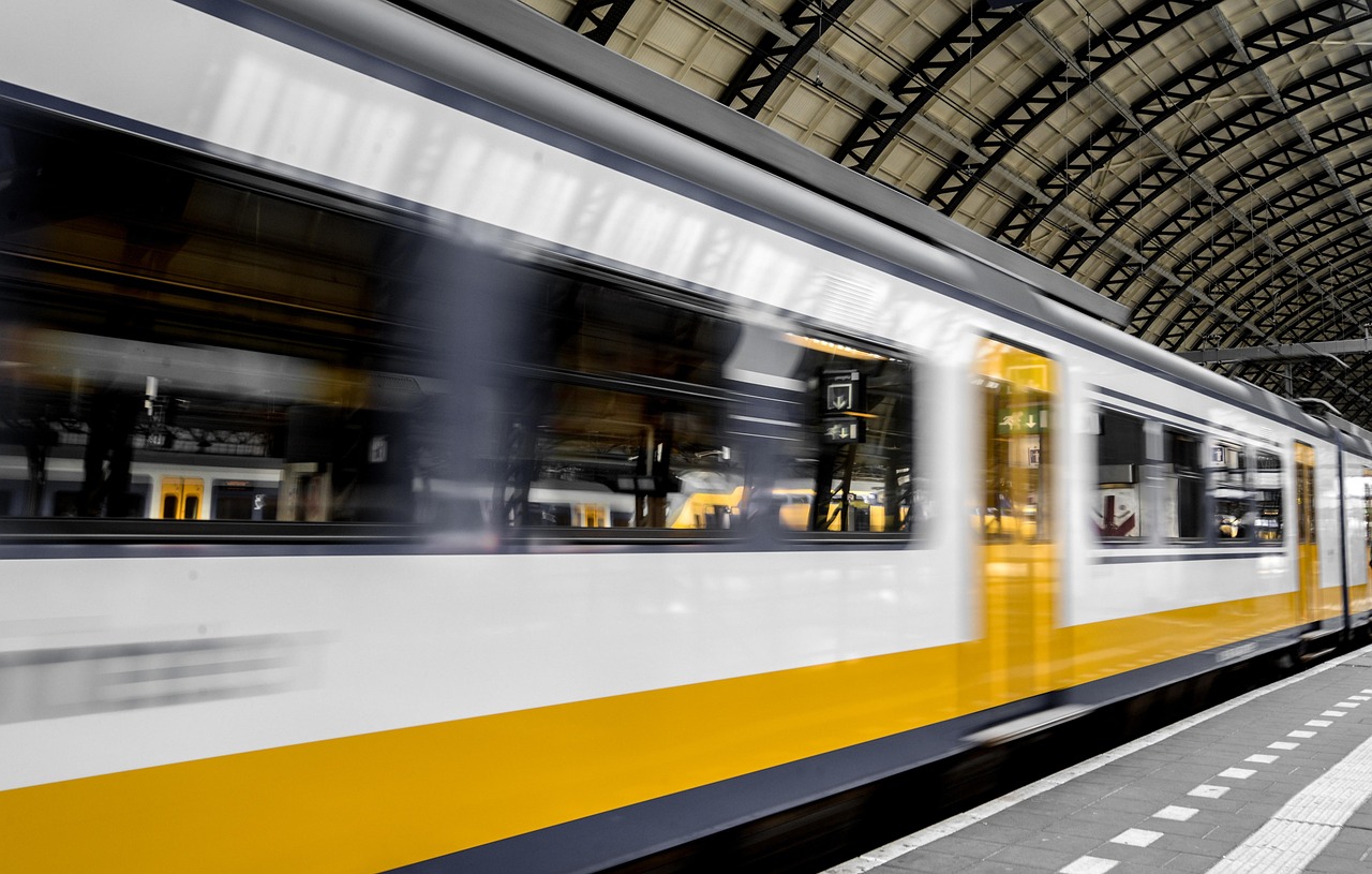 China’s first new-generation intelligent intercity EMU train with a speed of 200 km/h rolls off prod