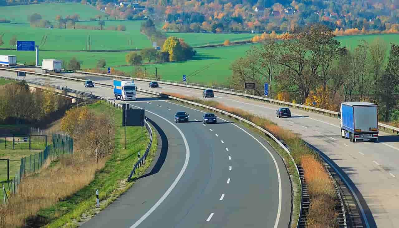 highway-3803025_1280_compressed.jpg